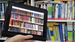 iPad Tablet mit einer Bücherwand auf dem Bildschirm