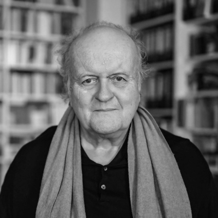 Der Komponist Wolfgang Rihm sitzt in seiner Wohnung.