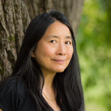 Portrait von Pi-hsien Chen vor einem Baumstamm