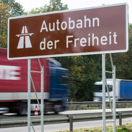 ARCHIV: Eine Hinweistafel an der Autobahn A 12 mit der Aufschrift "Autobahn der Freiheit" steht in Frankfurt (Oder) (Brandenburg) (Bild: picture alliance / ZB)