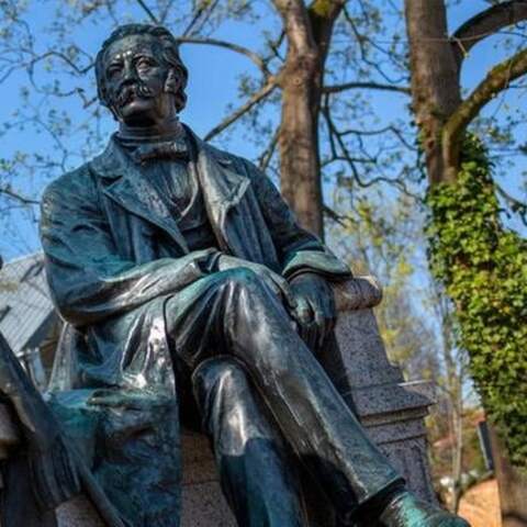 Dichter Theodor Fontane als Denkmal im Stadtzentrum Neuruppin