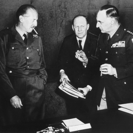 Das historische Schwarz-Weiß-Foto zeigt die drei westlichen Militärgouverneure 1948: Den französische General Pierre Koenig, den britische Botschafter Robert Murphy und US-General Clay. Als Frankfurter Dokumente werden drei Vollmachten der westlichen Siegermächte bezeichnet, ihnen wurde damit der Auftrag erteilt, einen Weststaat zu gründen.