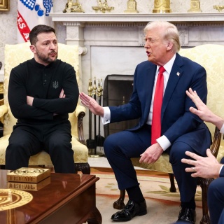 Wolodymyr Selenskyj, Donald Trump und JD Vance streiten vor laufenden Kameras im Oval Office.