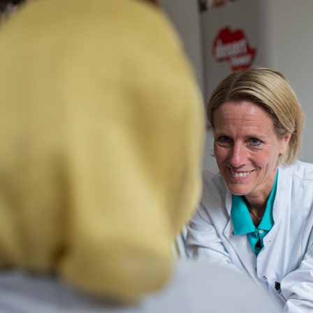 Oberärztin Cornelia Strunz spricht mit einer Patientin in ihrem Büro im Krankenhaus Waldfriede in Berlin. 