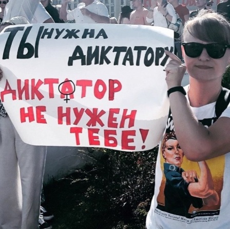 Ein Frau hält bei Demonstrationen ein Schild hoch, auf dem steht: "Der Diktator braucht dich, du brauchst keinen Diktator."