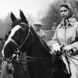 Königin Elisabeth 1959 bei einem Ausritt.