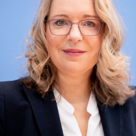 Claudia Kemfert, Deutsches Institut für Wirtschaftsforschung (DIW), stellt Greenpeace-Studie «Grüne Konjunkturhilfen schaffen über 360 000 neue Arbeitsplätze» in der Bundespressekonferenz vor.