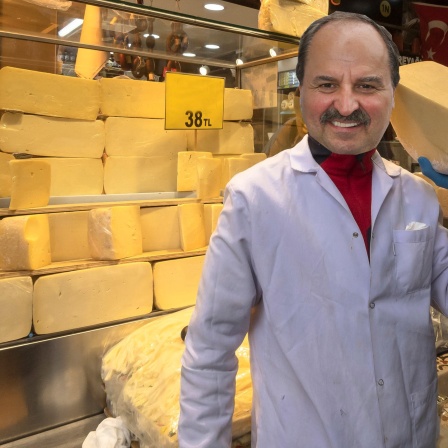 Lafer kümmert sich um den Halloumi-Käseberg