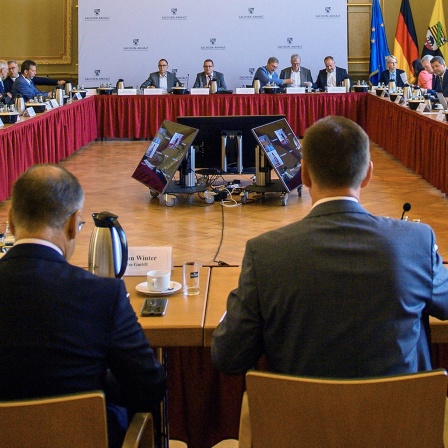 Kabinettsmitglieder und Vertreterinnen und Vertreter aus Wirtschaft, Verbänden und Kommunen sitzen im Festsaal der Staatskanzei von Sachsen-Anhalt und beraten.