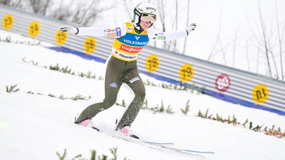 Sportschau Wintersport - Skisprung-weltcup Der Frauen In Hinzenbach - Der Wettkampf In Der Zusammenfassung