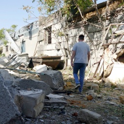 Ein Mann geht durch die Ruinen einer Produktionshalle für Industriegüter in Odessa (Ukraine), die durch russische Raketentrümmer zerstört wurde.
