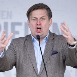AfD-Spitzenkandidat Maximilian Krah spricht auf einer Kundgebung seiner Partei in Dresden am 01.04.2024