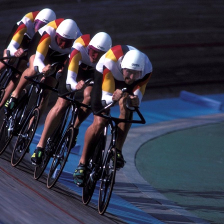 Der deutsche Bahnradvierer gewinnt die Goldmedaille bei den Olympischen Spielen in Barcelona.