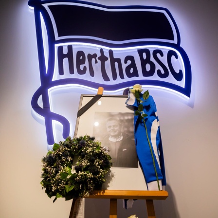 Mit einem Bild wird im Hertha-BSC-Fan-Shop der Vereins-Geschäftsstelle dem verstorbenen Vereinspräsidenten Kay Bernstein gedacht. (Bild: picture alliance/dpa/Christoph Soeder) 