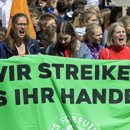 Demonstrierende junge Menschen stehen in Hannover hinter einem Transparent mit der Aufschrift: "Wir streiken bis ihr handelt".
