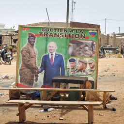 Die Transition: Der Militärdiktator von Burkina Faso schmück sich mit seiner Freundschaft zu Machthaber Vladimir Putin. Ein Plakat in Ouagadougou zeigt Ibrahim Traore beim Händeschütteln. Aufgenommen im März 2024.