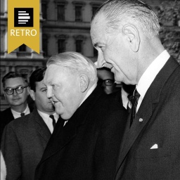 Praesident Lyndon B. Johnson geleitet Bundeskanzler Ludwig Erhard zum Weissen Haus. Am 20. Dezember 1965 trafen die beiden Staatsmaenner zu ihrem ersten Gespraech zusammen.