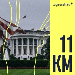 Das Weiße Haus mit wehender US-Flagge. 