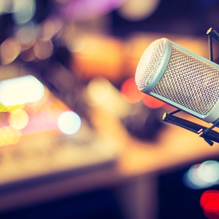 Ein Mikrofon in einem Radiostudio