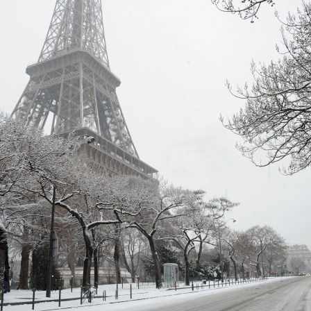 Paris schneebedeckt mit Sicht auf den Eiffelturm