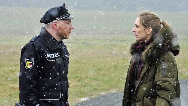 Polizist Holm Brendel (Rainer Sellien) spricht mit seiner Kollegin Ellen Norgaard (Rikke Lylloff).