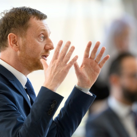 Michael Kretschmer (CDU), Ministerpräsident von Sachsen, hält während der Sitzung des Sächsischen Landtages eine Regierungserklärung zum Krieg in der Ukraine.