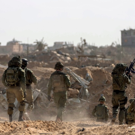 Israelische Soldaten gehen während einer Bodenoperation in Stellung in Chan Junis (Gazastreifen).