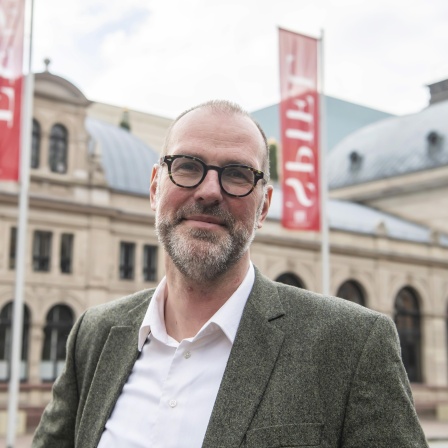 Benedikt Stampa, Intendant des Festspielhaus Baden-Baden, aufgenommen vor dem Festspielhaus.