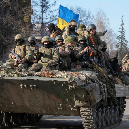Ukrainische Soldaten fahren auf einem Schützenpanzer in der Stadt Trostianets. 