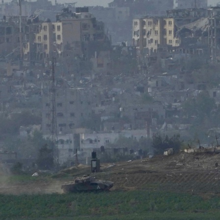 Israelische Panzer fahren entlang der israelischen Grenze zum Gazastreifen in Stellung.