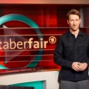 Louis Klamroth im grauen Hemd im Studio von Hart aber fair