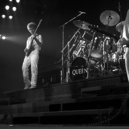 Freddie Mercury, John Deacon und Brian May von Queen bei einem Konzert der Works-Tour in der Wembley Arena.