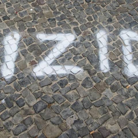 &#034;Suizid&#034; ist am 10.09.2014 in Berlin vor dem Brandenburger Tor auf den Boden geschrieben. Dort fand eine Aktion im Rahmen des Welt-Suizidpräventionstag statt