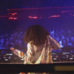 Jayda G. füllt als DJ in den USA und Europa Festivalgelände und Hallen.