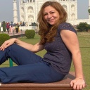 Neu Delhi Korrespondentin Silke Diettrich sitzt auf einer Bank vor dem Taj Mahal