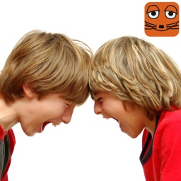 Zwei Jungen drücken die Köpfe aneinander und schreien