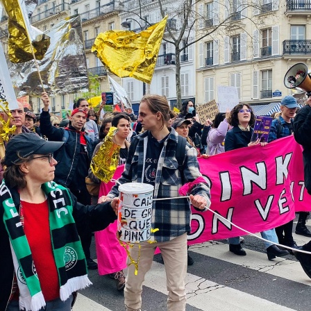 Demonstranten versammeln sich während einer Demonstration gegen die geplante Rentenreform in Frankreich.