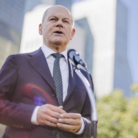 Bundeskanzler Scholz gibt nach der Eröffnung der UN-Generalversammlung vor dem Gebaeude der Vereinten Nationen ein Pressestatement