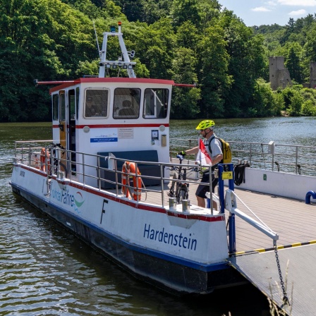 Die Ruhrtalfähre Hardenstein verkehrt auf der Ruhr zwischen der Schleuse Herbede und der Burgruine Hardenstein