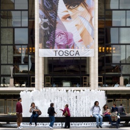 Die Metropolitan Opera in New York mit einem großformatigen "Tosca" Plakat