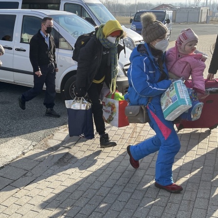 Bundespolizisten nehmen in Görlitz Ukrainer, darunter Frauen und Kinder, in Empfang.