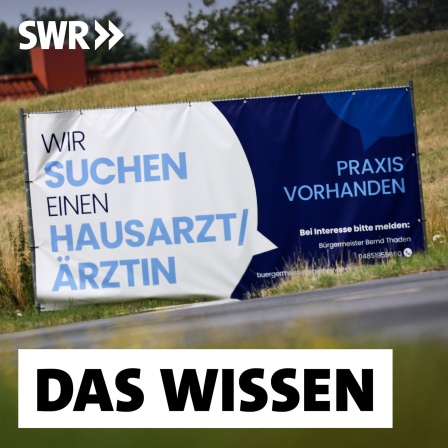 Ein Plakat mit dem Text &#034;Wir suchen einen Hausarzt / Ärztin - Praxis Vorhanden&#034; steht am Ortseingang von Friederichskoog. Hausärzte werden in vielen ländlichen Regionen gesucht.