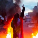 Eine Frau zeigt während einer Demonstration in Sanandadsch im Iran das Victory-Zeichen.