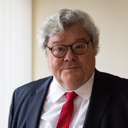 Reinhard Bütikofer (Bündnis 90 Die Grünen, Fraktion Die Grünen/EFA) steht in seinem Büro im Gebäude des Europäischen Parlaments.