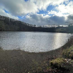 Das Wasser des Ulmener Maares ist derzeit eiskalt. Doch unter dem See geht es heiß her.