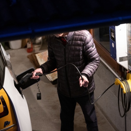 Laden eines Elektro-Autos: Ein Teilnehmer einer Projektstudie der Netze BW lädt in seiner Garage ein E-Auto