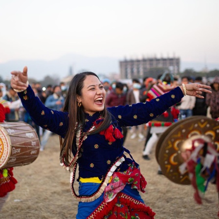 Ein Mädchen in traditioneller Kleidung tanzt während des Sakela-Festes in Kathmandu, Nepal, 2022. 