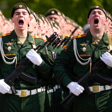 Russische Soldaten marschieren während der Militärparade zum Tag des Sieges in Moskau anlässlich des 79. Jahrestages des Endes des Zweiten Weltkrieges.