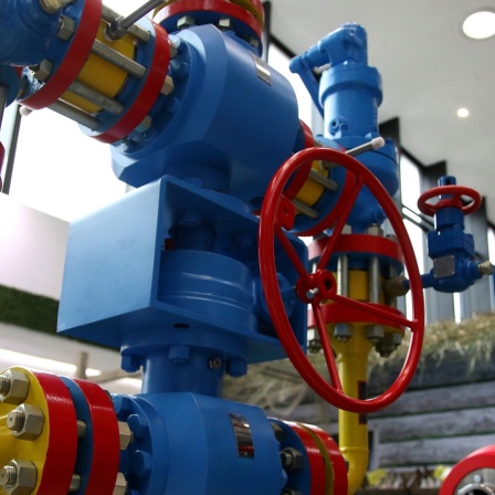 Eine Gasturbine mit Rohrleitungen und Ventilen