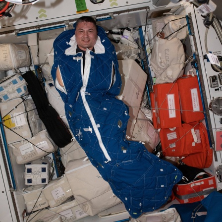 NASA-Astronaut und Flugingenieur der Expedition 67, Kjell Lindgren, posiert für ein Porträt in einem Schlafsack der Besatzung an Bord der Internationalen Raumstation (ISS) im erdnahen Orbit im September 2022
